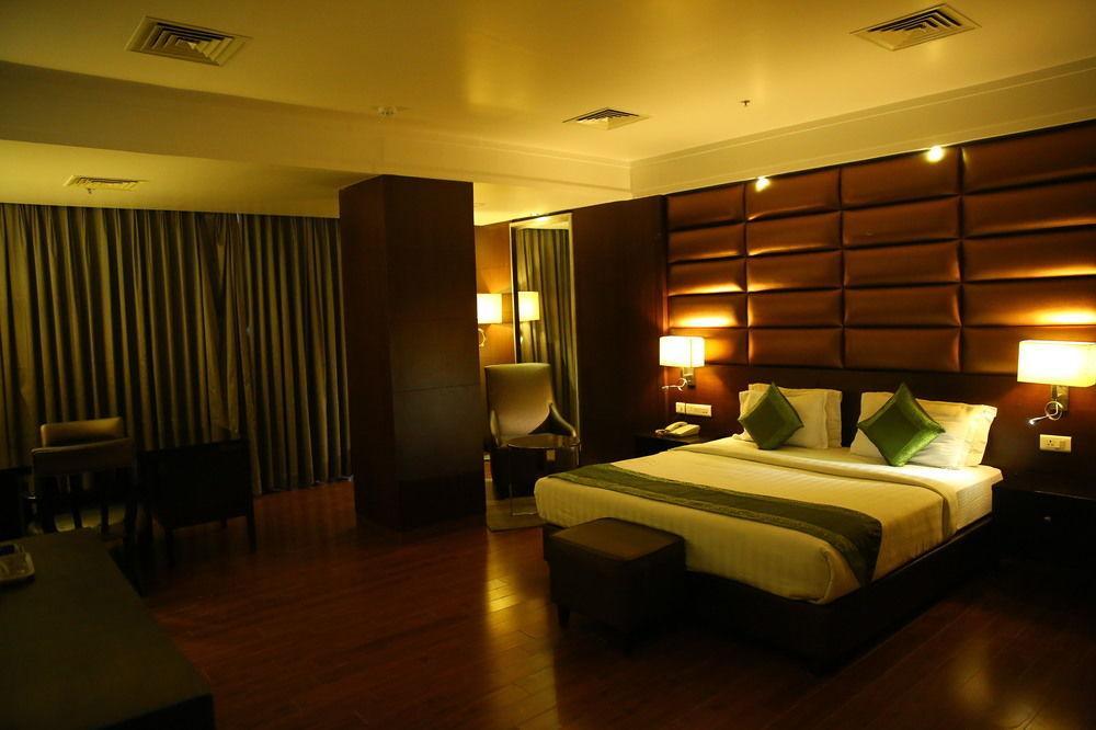 Capital O 9960 Hotel Grand Himayat Haydarabad Dış mekan fotoğraf
