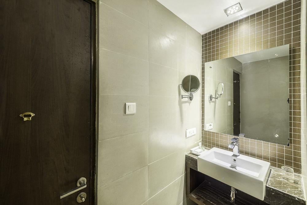 Capital O 9960 Hotel Grand Himayat Haydarabad Dış mekan fotoğraf