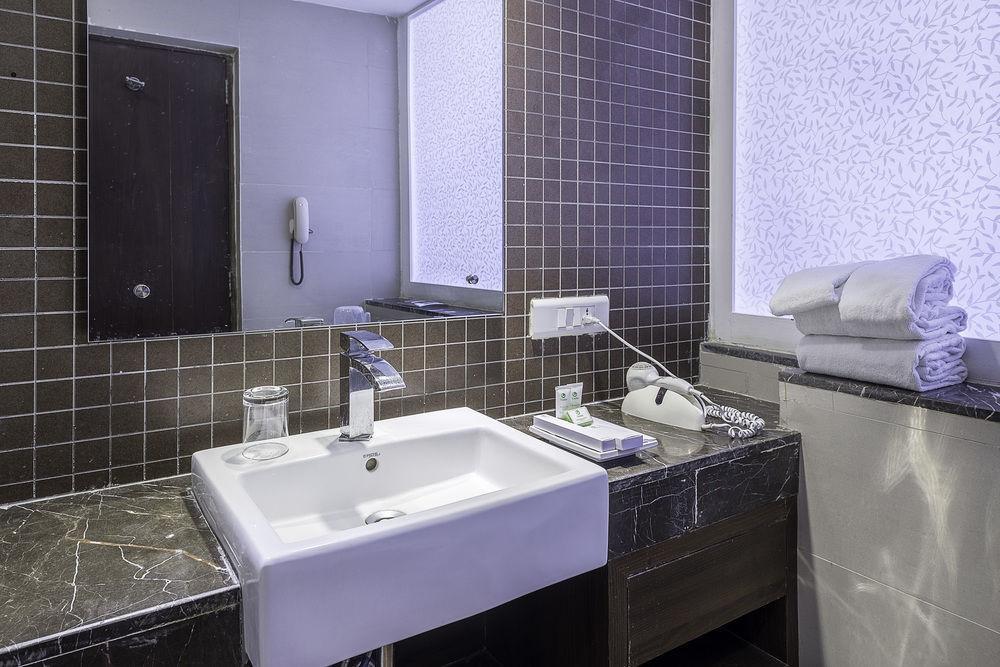 Capital O 9960 Hotel Grand Himayat Haydarabad Dış mekan fotoğraf