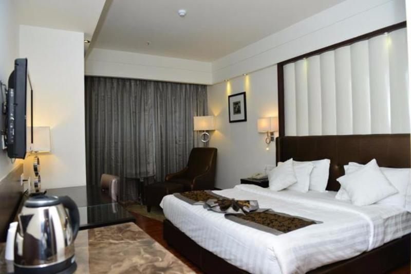 Capital O 9960 Hotel Grand Himayat Haydarabad Dış mekan fotoğraf