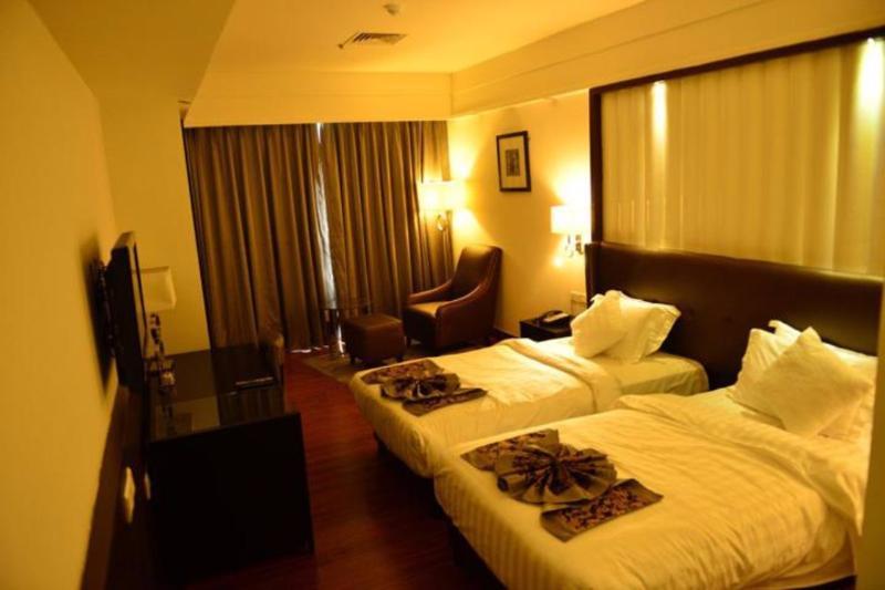 Capital O 9960 Hotel Grand Himayat Haydarabad Dış mekan fotoğraf